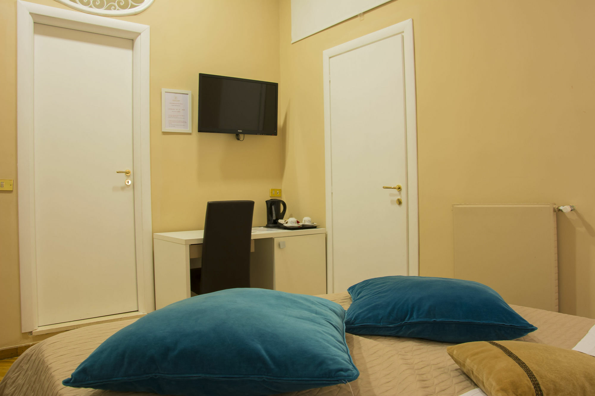 Il Ventre Di Napoli " Costantinopoli" Hotel Luaran gambar